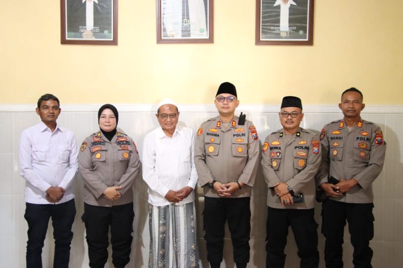 Foto : Kapolres murah senyum  AKBP Rivanda, S.I.K., didampingi Kabagren Kompol Khairul Anwar.,S.H.,M.H Kabag SDM Akp Widiarti S.,S.H dan Kasat Intelkam Iptu Amirul Mukminin jalin silaturahmi bersama Ketua Pengurus Cabang Nahdlatul Ulama (PCNU) Kabupaten Sumenep, KH. A. Panji Taufik