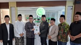 Penyerahan SK Pengurus Antar Waktu kepada Achmad Fauzi Wongsojudo bernomor Kep-05/DP-P/V/2025, diserahkan langsung oleh Ketua Umum MUI Provinsi Jawa Timur, KH. Moh. Hasan Mutawakkil Alallah