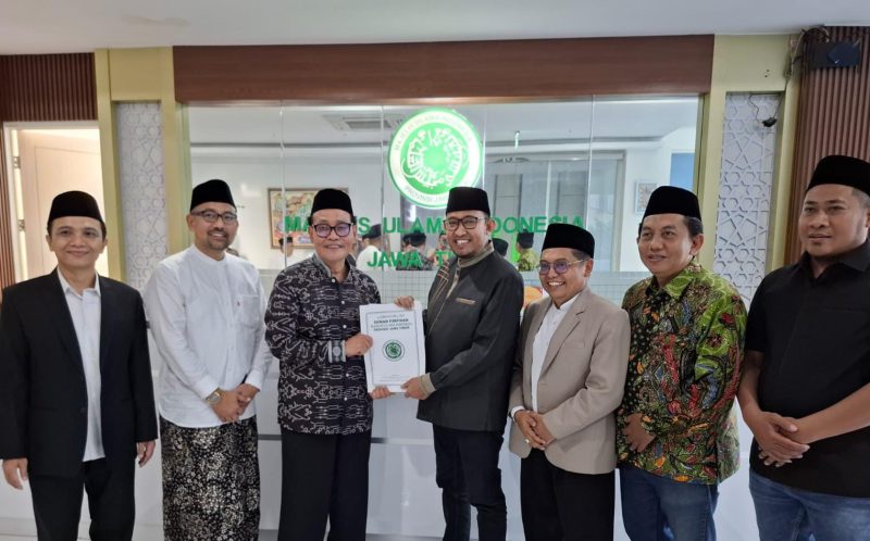 Penyerahan SK Pengurus Antar Waktu kepada Achmad Fauzi Wongsojudo bernomor Kep-05/DP-P/V/2025, diserahkan langsung oleh Ketua Umum MUI Provinsi Jawa Timur, KH. Moh. Hasan Mutawakkil Alallah