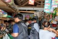 Foto : Operasi Rokok ilegal di salah satu toko di Kabupaten Blitar.