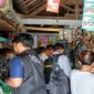 Foto : Operasi Rokok ilegal di salah satu toko di Kabupaten Blitar.