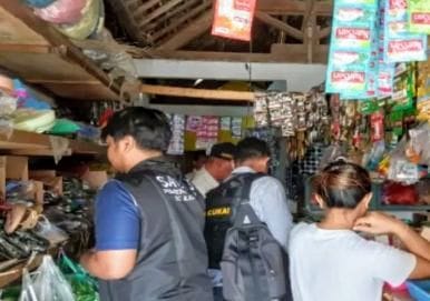 Foto : Operasi Rokok ilegal di salah satu toko di Kabupaten Blitar.