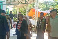 Foto : Wakil Bupati Sumenep Kiai Imam Hasyim didampingi Kalaksa BPBD dan sejumlah pejabat saat penyerahan bantuan untuk korban ledakan tabung gas di Kalianget Barat, Kecamatan Kalianget .