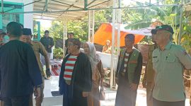 Foto : Wakil Bupati Sumenep Kiai Imam Hasyim didampingi Kalaksa BPBD dan sejumlah pejabat saat penyerahan bantuan untuk korban ledakan tabung gas di Kalianget Barat, Kecamatan Kalianget .
