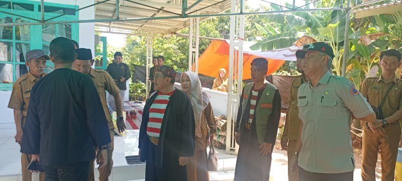 Foto : Wakil Bupati Sumenep Kiai Imam Hasyim didampingi Kalaksa BPBD dan sejumlah pejabat saat penyerahan bantuan untuk korban ledakan tabung gas di Kalianget Barat, Kecamatan Kalianget .