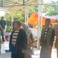Foto : Wakil Bupati Sumenep Kiai Imam Hasyim didampingi Kalaksa BPBD dan sejumlah pejabat saat penyerahan bantuan untuk korban ledakan tabung gas di Kalianget Barat, Kecamatan Kalianget .