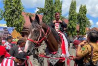 Foot : Bupati Sumenep Achmad Fauzi saat menaiki Jaran Serek di depan Pendopo Agung Keraton Sumenep 