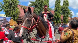 Foot : Bupati Sumenep Achmad Fauzi saat menaiki Jaran Serek di depan Pendopo Agung Keraton Sumenep 