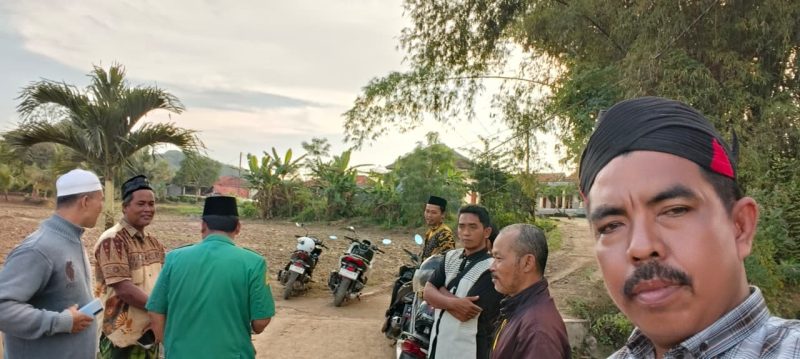 Petani Sumekar menunjukkan kepeduliannya terhadap petani yang terdampak banjir 
