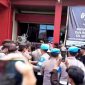 Foto : Banner besar menjadi pemandangan tak biasa di areal halaman Pemkab Sumenep saat puluhan mahasiswa gelar aksi demonstrasi 