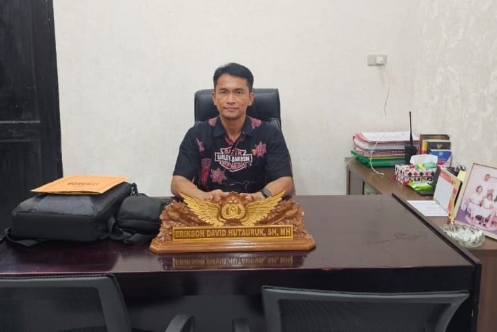 Keterangan Photo :
Kasat Reskrim Polres Toba, Iptu Erikson David Hutauruk, SH, MH saat di konfirmasi di ruangannya di Sat Reskrim Polres Toba