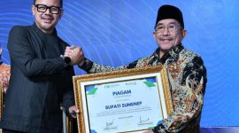 Penghargaan itu diserahkan langsung oleh Wakil Menteri Dalam Negeri, Arya Bima, kepada Wakil Bupati KH. Imam Hasyim