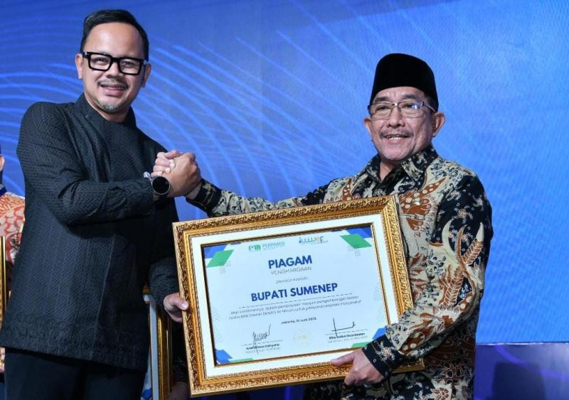 Penghargaan itu diserahkan langsung oleh Wakil Menteri Dalam Negeri, Arya Bima, kepada Wakil Bupati KH. Imam Hasyim