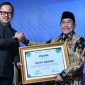 Penghargaan itu diserahkan langsung oleh Wakil Menteri Dalam Negeri, Arya Bima, kepada Wakil Bupati KH. Imam Hasyim