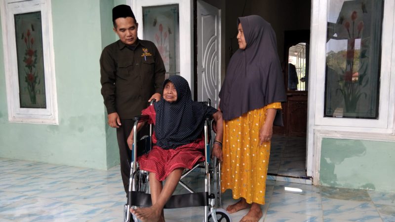 Foto : Didampingi keluarga dan ketua BAZNAS Ahmad Rahman, Mbah Sawiya, tersenyum bahagia menerima bantuan kursi roda 
