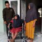 Foto : Didampingi keluarga dan ketua BAZNAS Ahmad Rahman, Mbah Sawiya, tersenyum bahagia menerima bantuan kursi roda 