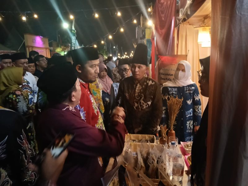 Foto : Bupati Sumenep Achmad Fauzi Wongsojudo saat mengunjungi stand Festival Desa Wisata Madura 2025