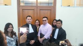Foto : Tony Surjana bersama kuasa hukumnya Brian Praneda saat jumpa pers dengan puluhan wartawan . 