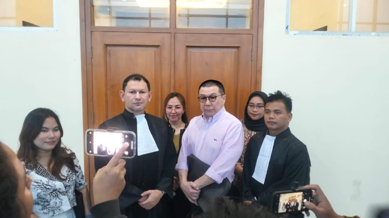 Foto : Tony Surjana bersama kuasa hukumnya Brian Praneda saat jumpa pers dengan puluhan wartawan . 