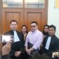 Foto : Tony Surjana bersama kuasa hukumnya Brian Praneda saat jumpa pers dengan puluhan wartawan . 
