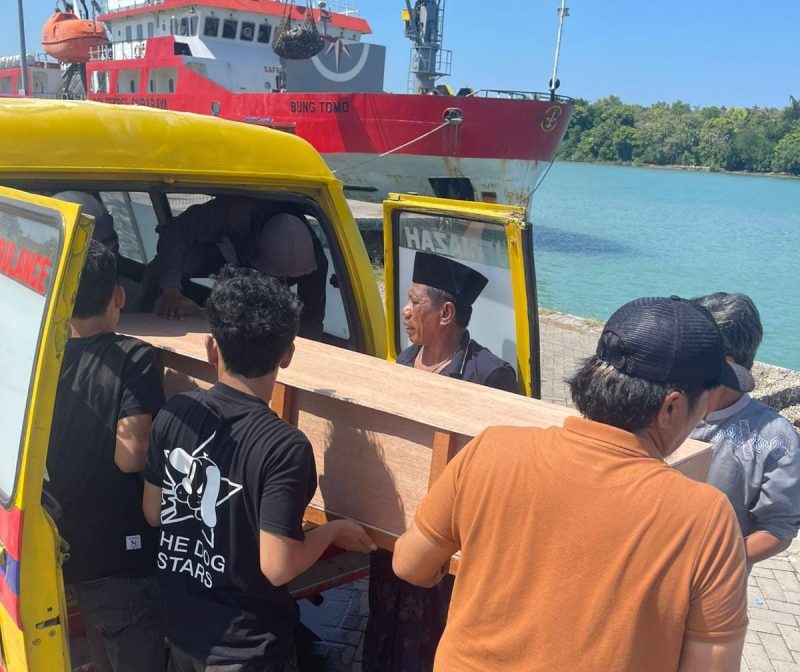 Foto : Prosesi pemulangan Jenazah dari Pelabuhan Kalianget menuju Pelabuhan Batu Guluk Pulau Kangean 