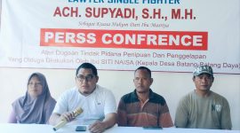 Foto :  Masriya didampingi kuasa hukumnya Ach. Supyadi, S.H., M.H menggelar Press release kalau penipuan dan penggelapan yang diduga dilakukan oknum Kades Batang Batang Daya 
