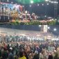 Foto : Ribuan Penonton terlihat antusias menyaksikan grand final Festival Musik Hadrah 2025 di Lapangan Sepakat Lenteng 