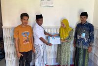 Foto : PJ Kepala Desa Batuputih, Kecamatan Kangayan, Kabupaten Sumenep, Mohammad Syafie kembali menunjukkan kesalehan sosial dengan memberikan santunan sekaligus menyerahkan akta kematian berikut KK dan KTP baru