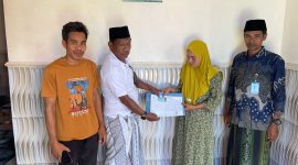 Foto : PJ Kepala Desa Batuputih, Kecamatan Kangayan, Kabupaten Sumenep, Mohammad Syafie kembali menunjukkan kesalehan sosial dengan memberikan santunan sekaligus menyerahkan akta kematian berikut KK dan KTP baru