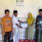 Foto : PJ Kepala Desa Batuputih, Kecamatan Kangayan, Kabupaten Sumenep, Mohammad Syafie kembali menunjukkan kesalehan sosial dengan memberikan santunan sekaligus menyerahkan akta kematian berikut KK dan KTP baru