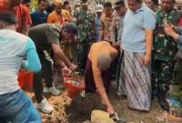 Foto : Haji Her saat menghadiri peletakan batu pertama bantuan rumah di Desa Konang didampingi ulama muda RH. Lora Abbas Muhammad Rofi’i.
