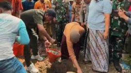 Foto : Haji Her saat menghadiri peletakan batu pertama bantuan rumah di Desa Konang didampingi ulama muda RH. Lora Abbas Muhammad Rofi’i.