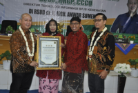 Direktur RSUD dr H Moh Anwar Sumenep, dr Eliyati, didampingi Bupati Sumenep Achmad Fauzi Wongsojudo (pakai blankon) saat menerima penghargaan bintang tiga dari BPJS Kesehatan. 