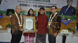 Direktur RSUD dr H Moh Anwar Sumenep, dr Eliyati, didampingi Bupati Sumenep Achmad Fauzi Wongsojudo (pakai blankon) saat menerima penghargaan bintang tiga dari BPJS Kesehatan. 