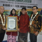 Direktur RSUD dr H Moh Anwar Sumenep, dr Eliyati, didampingi Bupati Sumenep Achmad Fauzi Wongsojudo (pakai blankon) saat menerima penghargaan bintang tiga dari BPJS Kesehatan. 