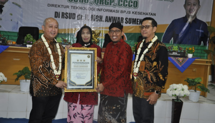 Direktur RSUD dr H Moh Anwar Sumenep, dr Eliyati, didampingi Bupati Sumenep Achmad Fauzi Wongsojudo (pakai blankon) saat menerima penghargaan bintang tiga dari BPJS Kesehatan. 