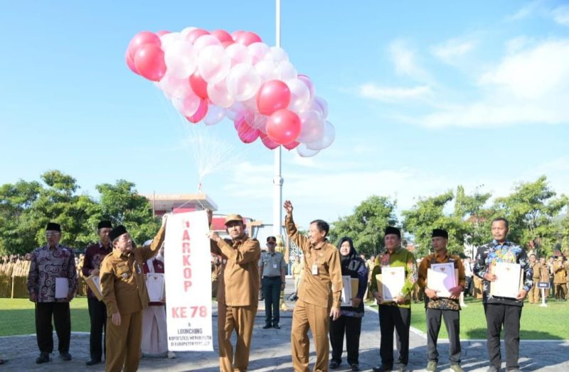 Peluncuran Koperasi Merah Putih ditandai dengan pelepasan Balon ke Udara 