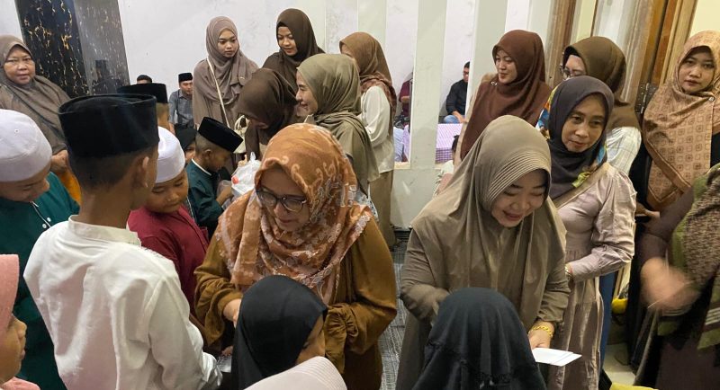 Foto : Santunan yatim istri IKAPTK Sumenep