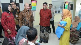 Foto : Direktur RSUD Sumenep bersama Bupati Achmad Fauzi Wongsojudo, mendampingi Direktur Teknologi Informasi BPJS Kesehatan, Edwin Aristiawan dalam kunjungan kerja ke RSUD dr. H. Moh. Anwar Sumenep, untuk melihat langsung layanan kepada peserta JKN. 