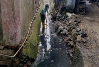 Kegiatan membersihkan saluran air dari sampah dan kotoran yang menyumbat, sehingga air dapat mengalir lancar. Kegiatan ini penting untuk mencegah banjir, mengurangi risiko penyakit, dan menjaga kebersihan lingkungan