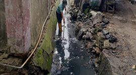 Kegiatan membersihkan saluran air dari sampah dan kotoran yang menyumbat, sehingga air dapat mengalir lancar. Kegiatan ini penting untuk mencegah banjir, mengurangi risiko penyakit, dan menjaga kebersihan lingkungan