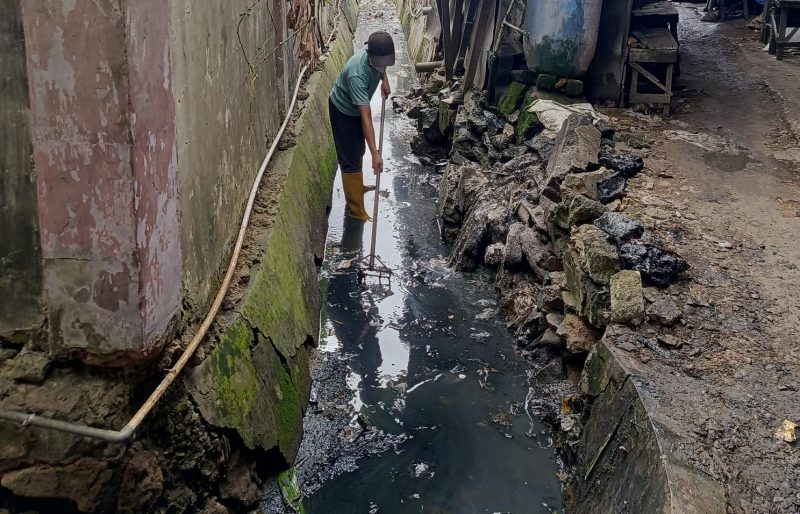 Kegiatan membersihkan saluran air dari sampah dan kotoran yang menyumbat, sehingga air dapat mengalir lancar. Kegiatan ini penting untuk mencegah banjir, mengurangi risiko penyakit, dan menjaga kebersihan lingkungan