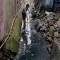 Kegiatan membersihkan saluran air dari sampah dan kotoran yang menyumbat, sehingga air dapat mengalir lancar. Kegiatan ini penting untuk mencegah banjir, mengurangi risiko penyakit, dan menjaga kebersihan lingkungan