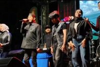 Foot : Bupati Sumenep nyanyikan lagu ciptaannya sendiri berjudul 'Tanda Tanya' di hadapan ribuan penonton saat peluncuran hari Jadi ke -757 Kabupaten Sumenep 