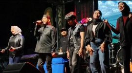 Foot : Bupati Sumenep nyanyikan lagu ciptaannya sendiri berjudul 'Tanda Tanya' di hadapan ribuan penonton saat peluncuran hari Jadi ke -757 Kabupaten Sumenep 