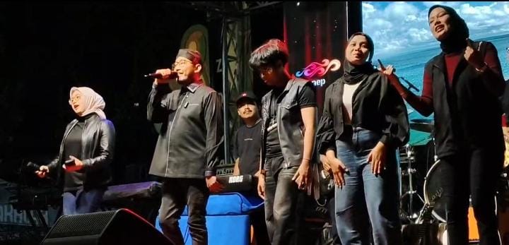 Foot : Bupati Sumenep nyanyikan lagu ciptaannya sendiri berjudul 'Tanda Tanya' di hadapan ribuan penonton saat peluncuran hari Jadi ke -757 Kabupaten Sumenep 