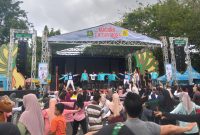 Foto : Bupati Sumenep Achmad Fauzi Wongsojudo bergerak bersama masyarakat pada acara senam massal Madura EV Day 2025