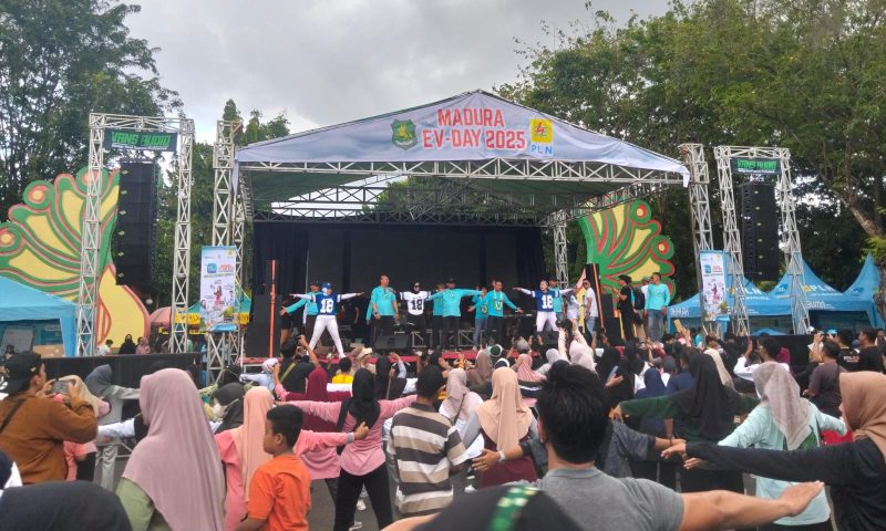 Foto : Bupati Sumenep Achmad Fauzi Wongsojudo bergerak bersama masyarakat pada acara senam massal Madura EV Day 2025
