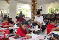 Foto : Bupati Sumenep Achmad Fauzi Wongsojudo turun langsung memberikan semangat kepada anak anak yang mengikuti lomba mewarnai sketsa Bung Karno di Pendopo Agung Keraton Sumenep