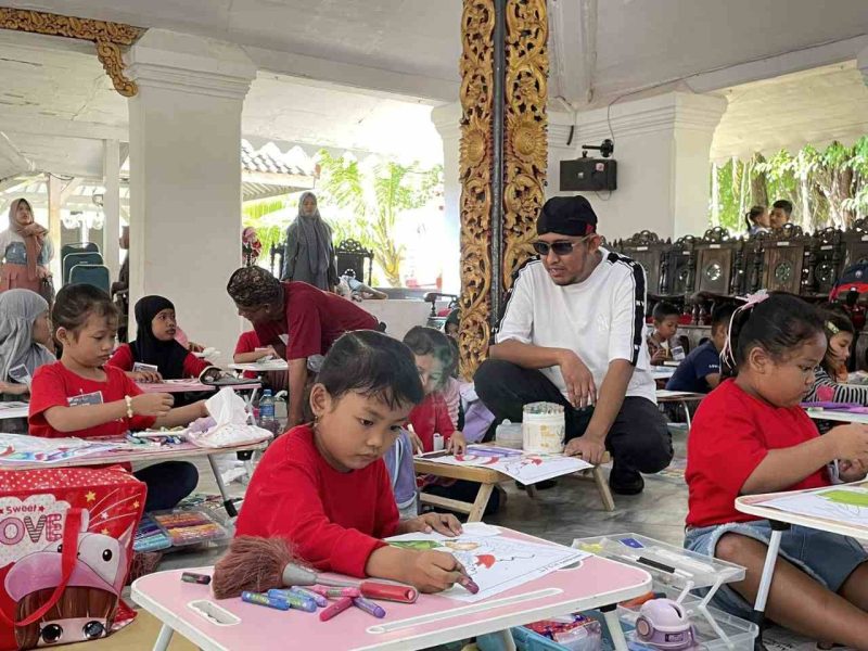 Foto : Bupati Sumenep Achmad Fauzi Wongsojudo turun langsung memberikan semangat kepada anak anak yang mengikuti lomba mewarnai sketsa Bung Karno di Pendopo Agung Keraton Sumenep 